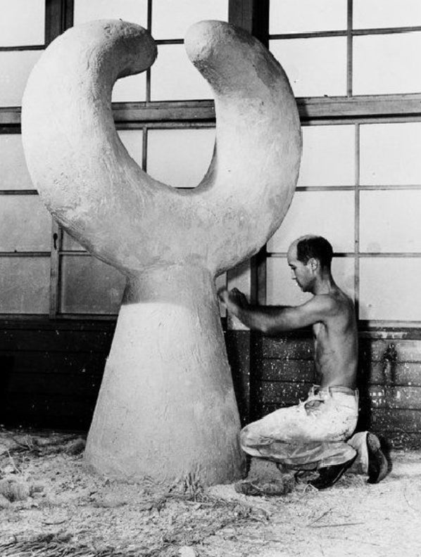 Isamu Noguchi working on 'MU' <br> Tokyo, Japan, 1950